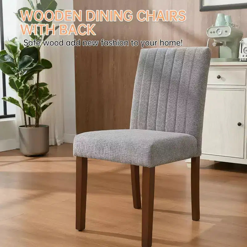 Un set di quattro sedie da pranzo con morbidi cuscini, decorate con bottoni, dotate di gambe in legno e sedute morbide, adatte per sale da pranzo cucine grigie