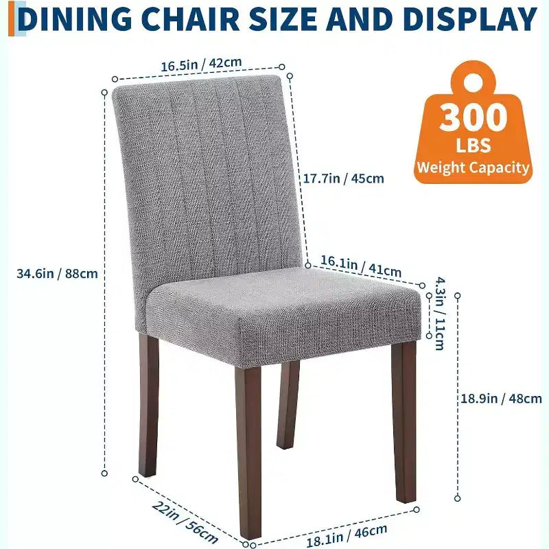 Un set di quattro sedie da pranzo con morbidi cuscini, decorate con bottoni, dotate di gambe in legno e sedute morbide, adatte per sale da pranzo cucine grigie